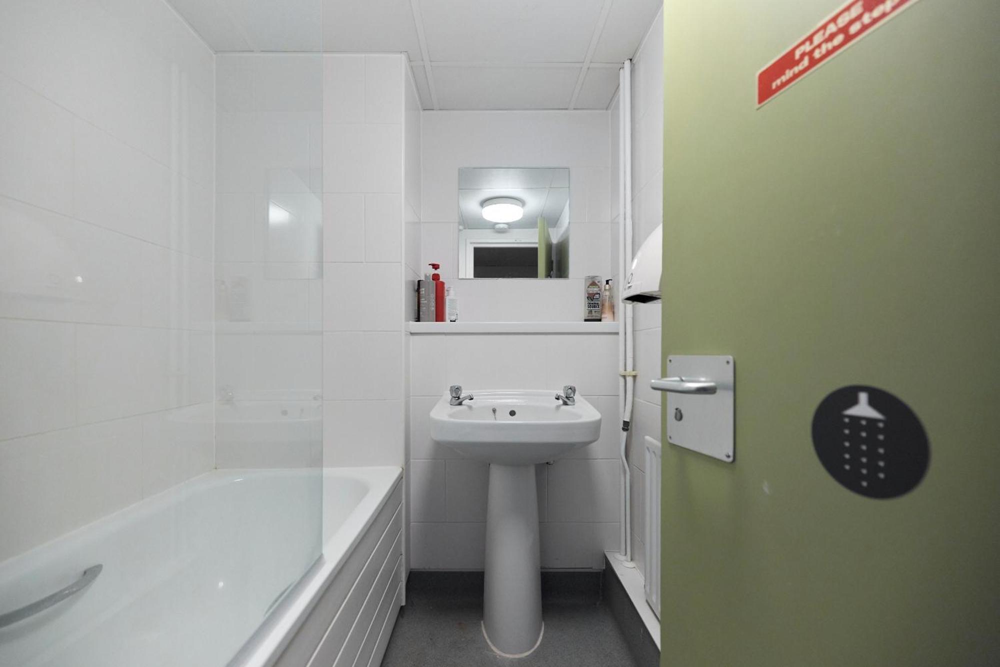 Louise House Hostel Лондон Экстерьер фото
